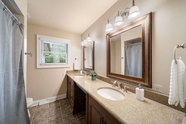 1043 Blackburn Drive, Inverness, IL 60067