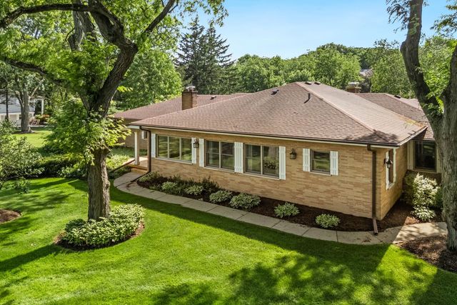 1043 Blackburn Drive, Inverness, IL 60067