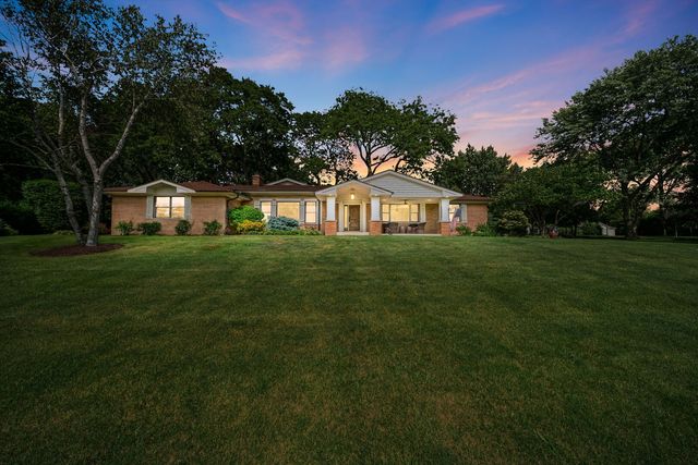 1043 Blackburn Drive, Inverness, IL 60067