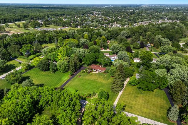 1043 Blackburn Drive, Inverness, IL 60067