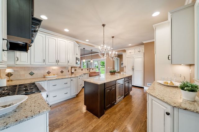 1043 Blackburn Drive, Inverness, IL 60067