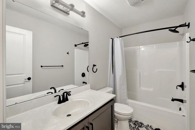 64 MIDDLETOWN RD, Fleetwood, PA 19522