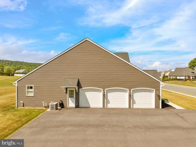 64 MIDDLETOWN RD, Fleetwood, PA 19522