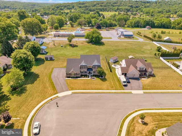 64 MIDDLETOWN RD, Fleetwood, PA 19522