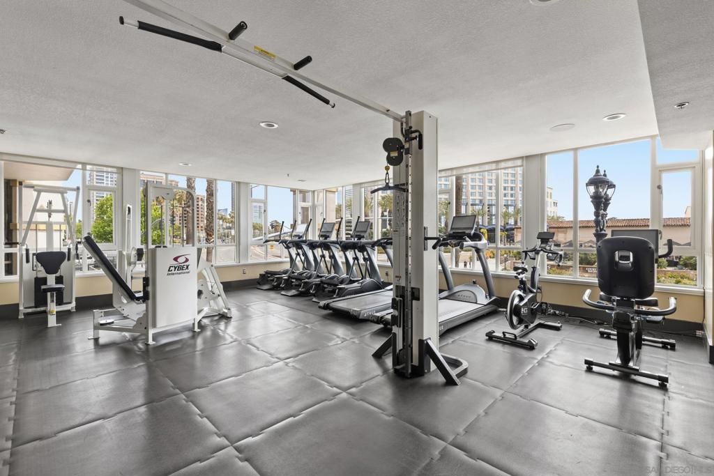 Image 35 of property listing at 700 W Harbor Dr 608, San Diego, CA 92101