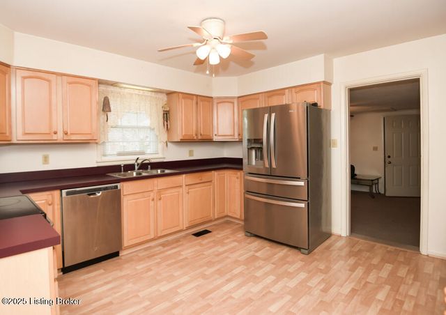 422 Shadyview Dr, Eminence, KY 40019