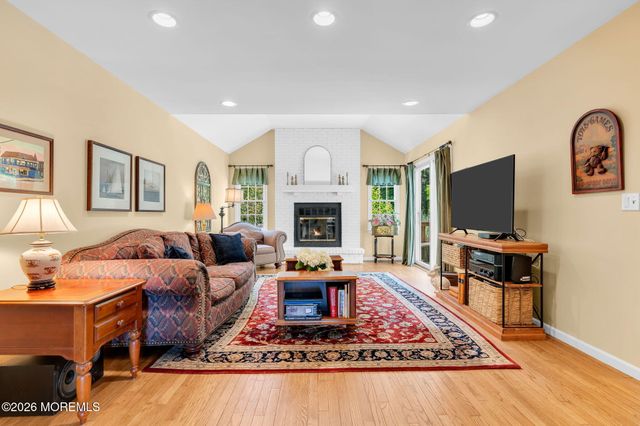 242 Williamsburg Drive, Shrewsbury Boro, NJ 07702