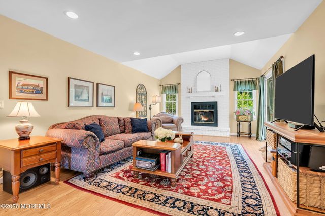 242 Williamsburg Drive, Shrewsbury Boro, NJ 07702