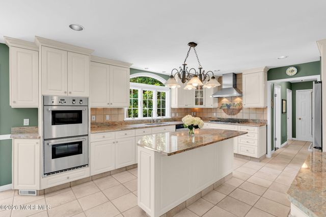 242 Williamsburg Drive, Shrewsbury Boro, NJ 07702