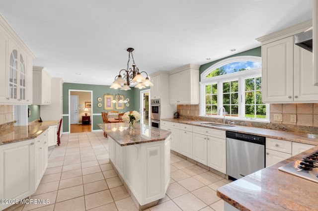 242 Williamsburg Drive, Shrewsbury Boro, NJ 07702