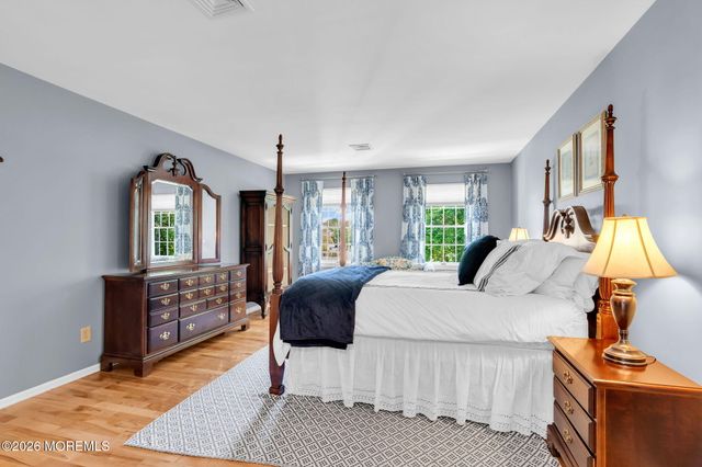 242 Williamsburg Drive, Shrewsbury Boro, NJ 07702