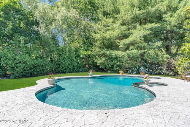 242 Williamsburg Drive, Shrewsbury Boro, NJ 07702