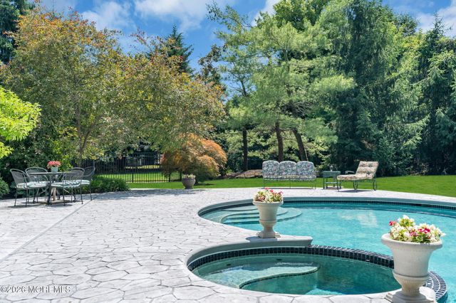 242 Williamsburg Drive, Shrewsbury Boro, NJ 07702