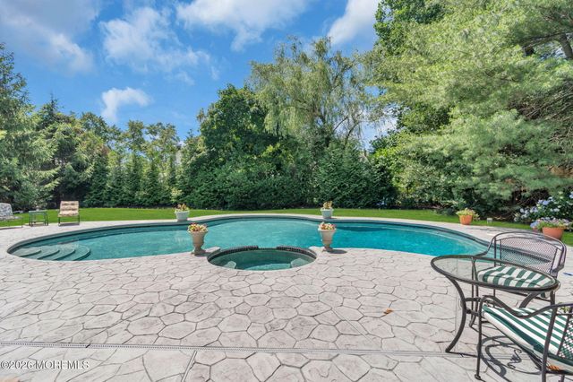 242 Williamsburg Drive, Shrewsbury Boro, NJ 07702