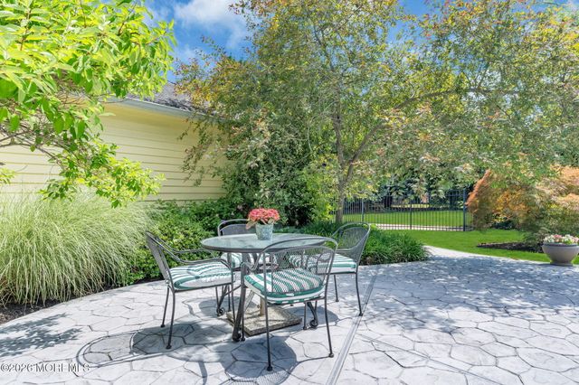 242 Williamsburg Drive, Shrewsbury Boro, NJ 07702