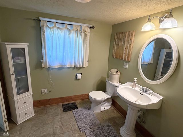 7137 S 200 E, Ladoga, IN 47954