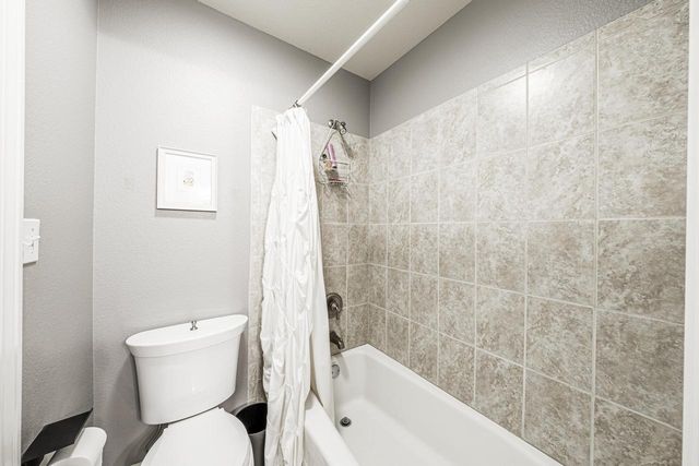 1403 E Bristlecone DRIVE, Hartland, WI 53029