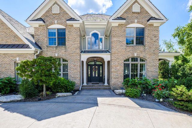 1403 E Bristlecone DRIVE, Hartland, WI 53029