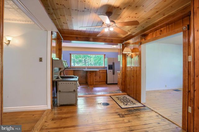 7395 JONESTOWN RD, Harrisburg, PA 17112