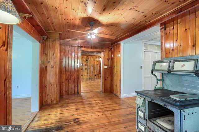 7395 JONESTOWN RD, Harrisburg, PA 17112