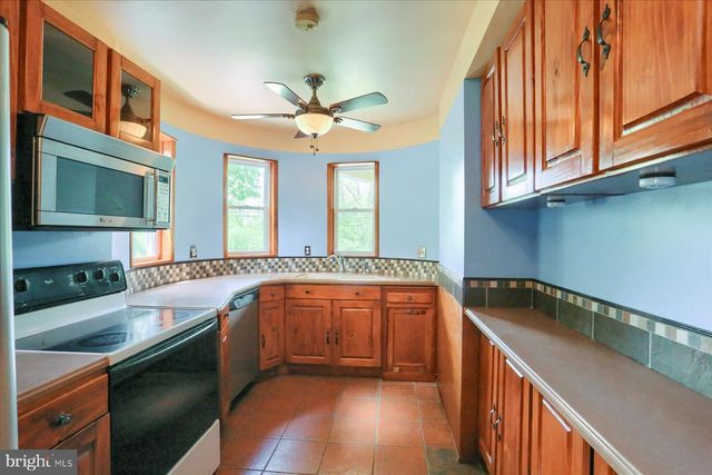 7395 JONESTOWN RD, Harrisburg, PA 17112