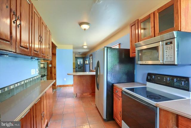 7395 JONESTOWN RD, Harrisburg, PA 17112