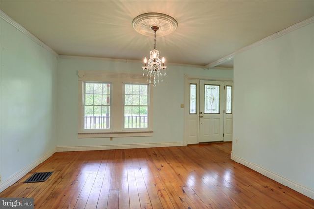 7395 JONESTOWN RD, Harrisburg, PA 17112