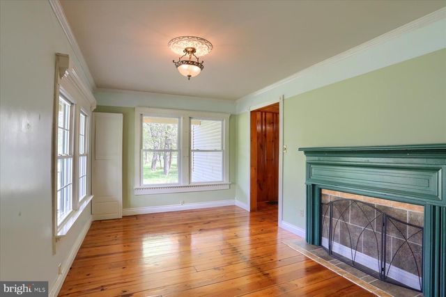 7395 JONESTOWN RD, Harrisburg, PA 17112