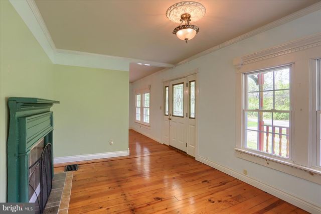 7395 JONESTOWN RD, Harrisburg, PA 17112