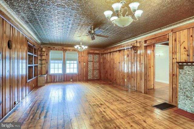 7395 JONESTOWN RD, Harrisburg, PA 17112