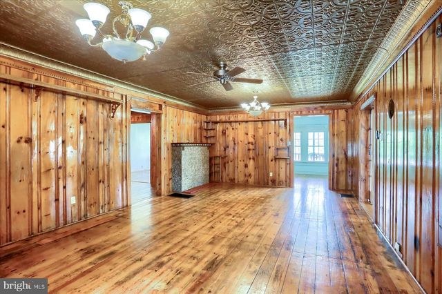 7395 JONESTOWN RD, Harrisburg, PA 17112