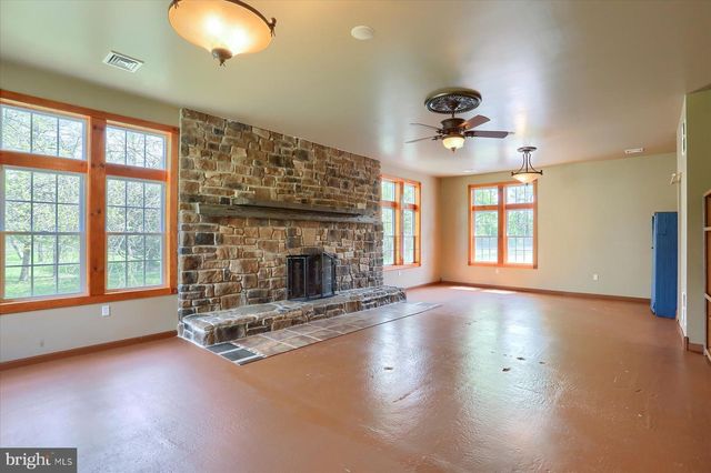 7395 JONESTOWN RD, Harrisburg, PA 17112