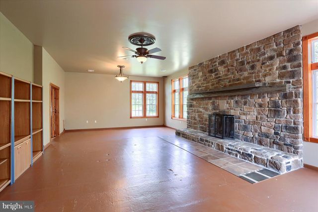 7395 JONESTOWN RD, Harrisburg, PA 17112