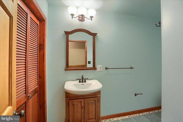 7395 JONESTOWN RD, Harrisburg, PA 17112