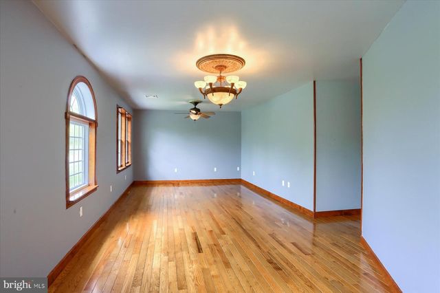 7395 JONESTOWN RD, Harrisburg, PA 17112