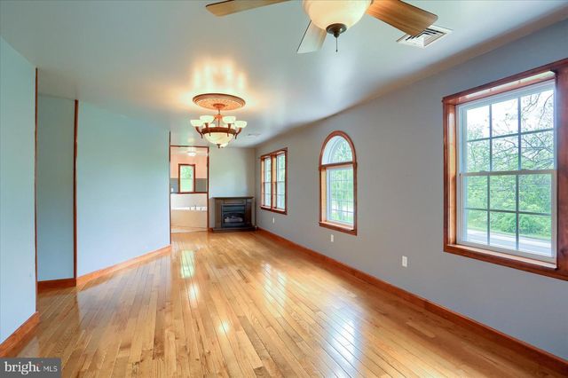 7395 JONESTOWN RD, Harrisburg, PA 17112