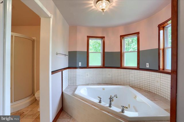 7395 JONESTOWN RD, Harrisburg, PA 17112