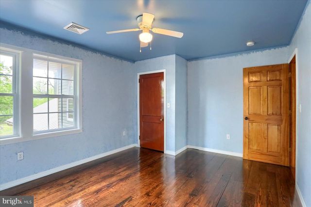 7395 JONESTOWN RD, Harrisburg, PA 17112