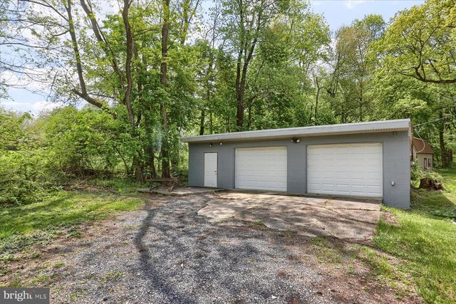 7395 JONESTOWN RD, Harrisburg, PA 17112