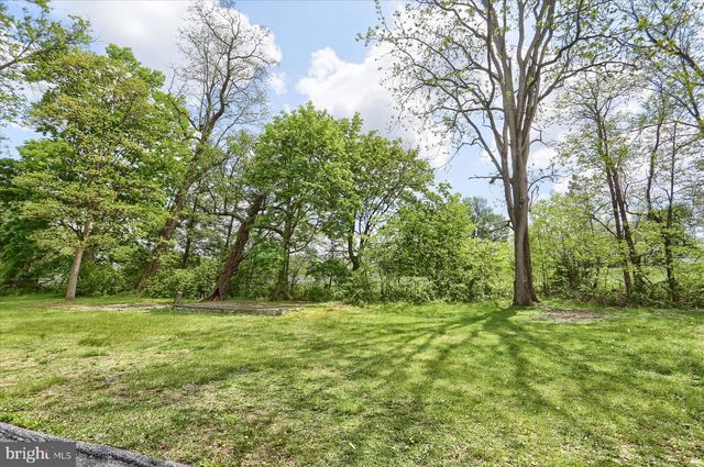 7395 JONESTOWN RD, Harrisburg, PA 17112