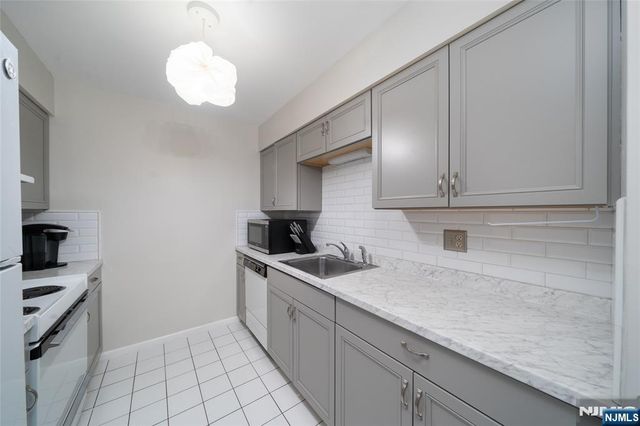 651 Riverside Avenue B17, Lyndhurst, NJ 07071