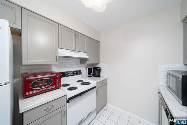 651 Riverside Avenue B17, Lyndhurst, NJ 07071