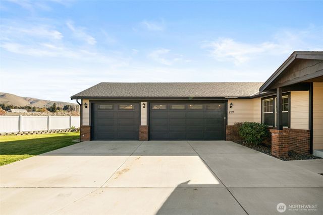 229 Sun Valley Drive, Wenatchee, WA 98801