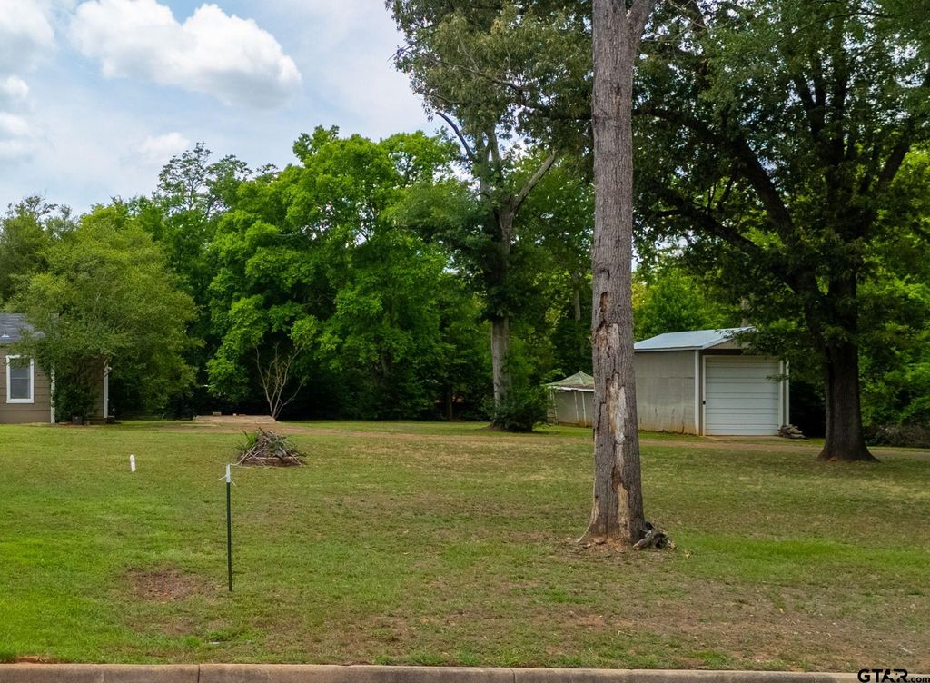 2121 S Sneed, Tyler, TX 75701