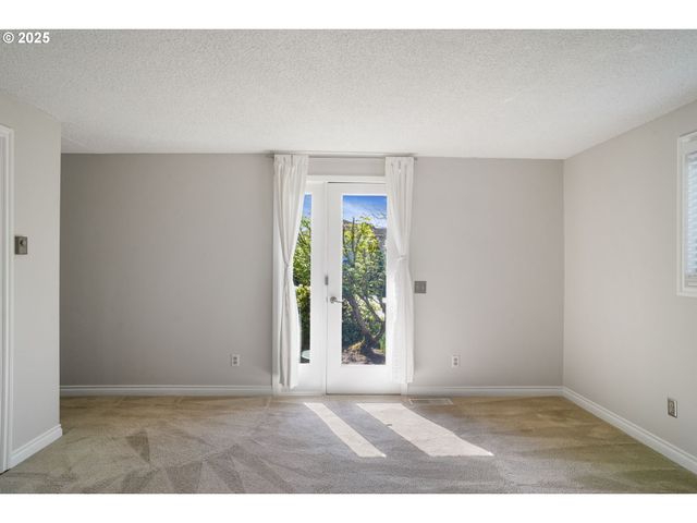 8305 Nw FRUIT VALLEY Rd, Vancouver, WA 98665