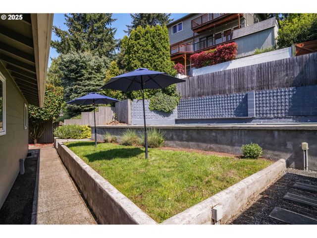 8305 Nw FRUIT VALLEY Rd, Vancouver, WA 98665