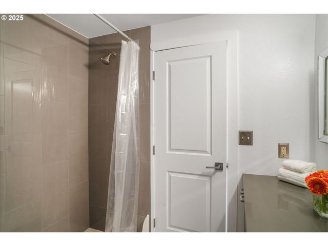 8305 Nw FRUIT VALLEY Rd, Vancouver, WA 98665