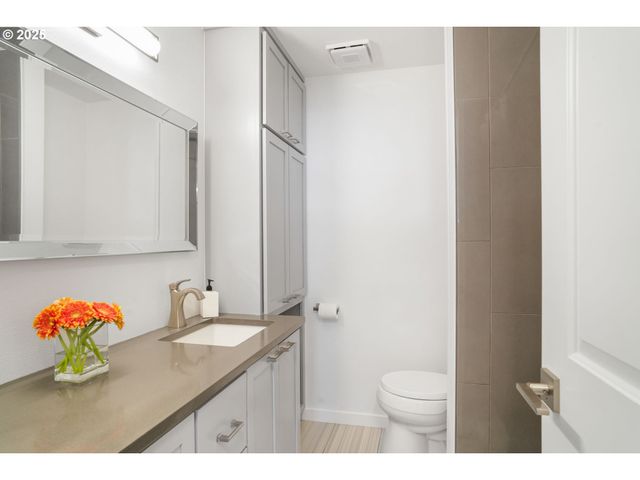 8305 Nw FRUIT VALLEY Rd, Vancouver, WA 98665