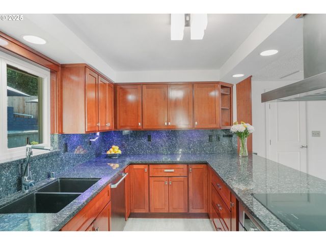 8305 Nw FRUIT VALLEY Rd, Vancouver, WA 98665