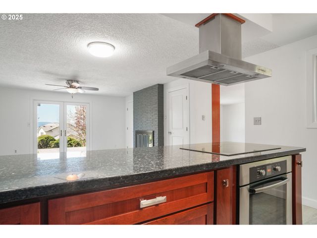 8305 Nw FRUIT VALLEY Rd, Vancouver, WA 98665